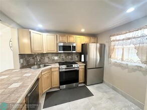 8301 Sands Point Blvd in Tamarac, FL - Foto de edificio - Building Photo