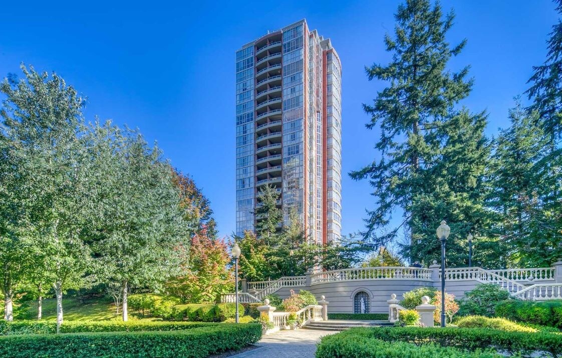 Savoy Carlton in Burnaby, BC - Building Photo