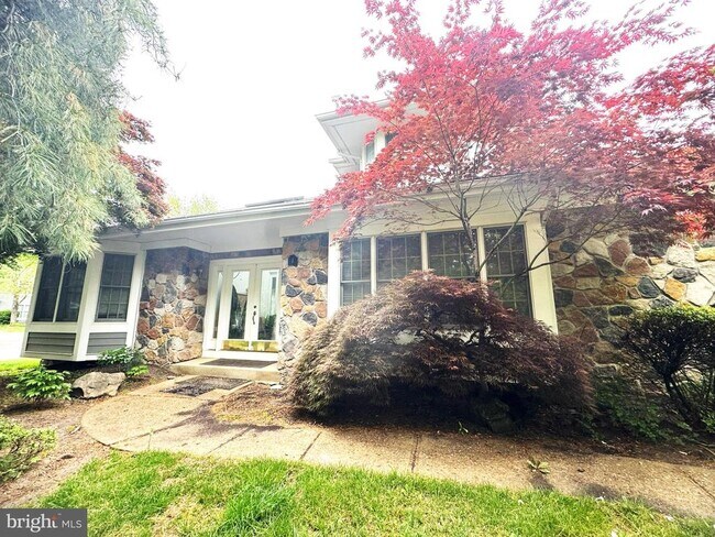 property at 1 Crabapple Ct