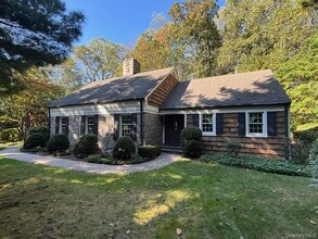 32 Hitherbrook Rd in Saint James, NY - Foto de edificio - Building Photo