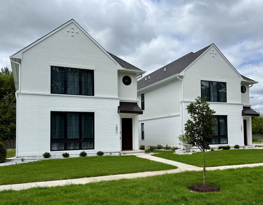 243 N West St, Unit 201 in Naperville, IL - Building Photo