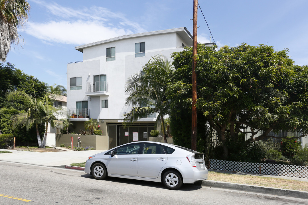 Clarington Apartments in Los Angeles, CA - Building Photo