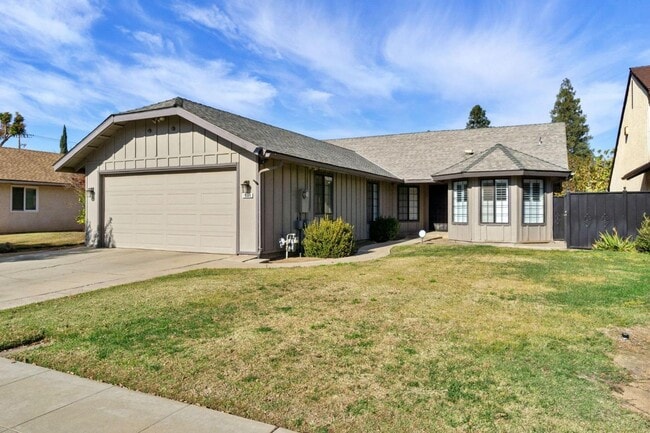 1050 E Fallbrook Ave in Fresno, CA - Building Photo - Building Photo