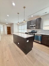 5852 N Artesian Ave, Unit 2 in Chicago, IL - Building Photo - Building Photo
