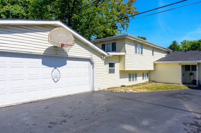 1340 Campbell Ave in Wheaton, IL - Building Photo - Building Photo