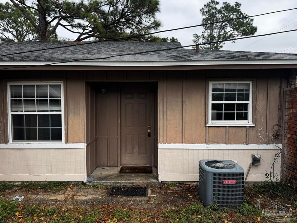 1460 Bakalane Ct in Pensacola, FL - Building Photo