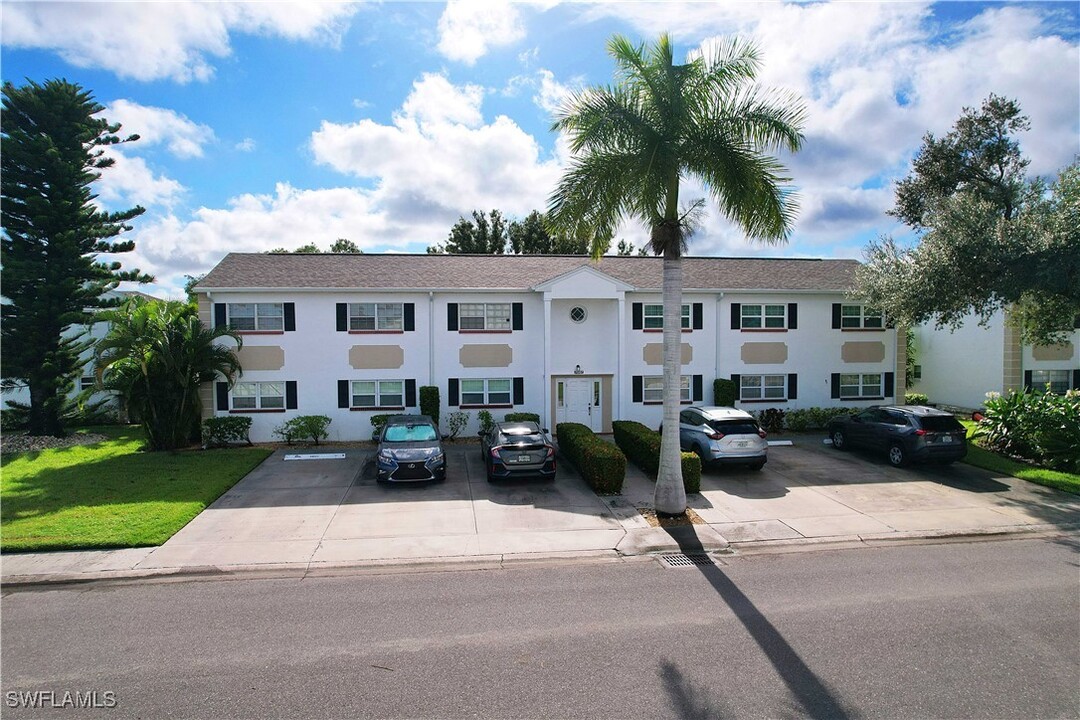 7007 Cedarhurst Dr in Ft. Myers, FL - Foto de edificio