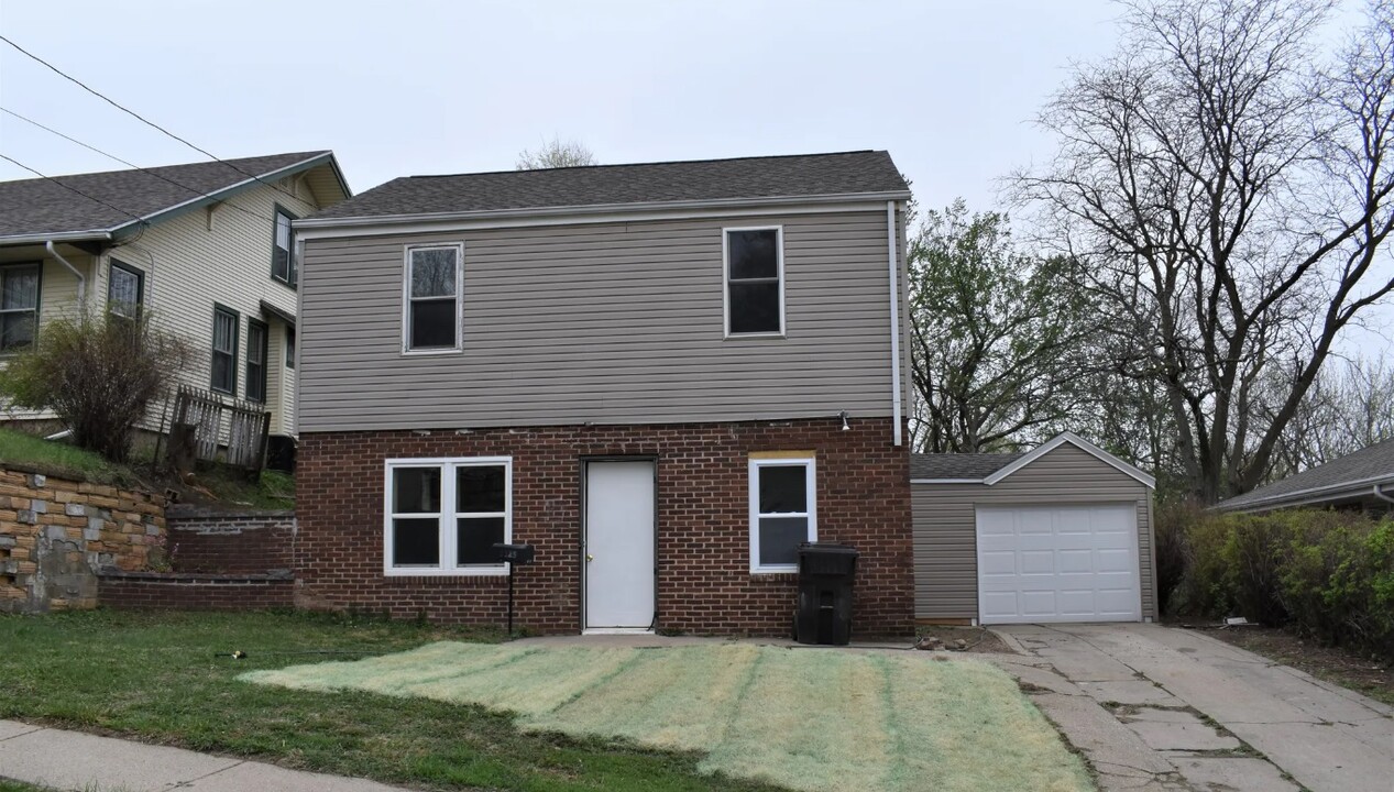 2325 S Clinton St in Sioux City, IA - Foto de edificio