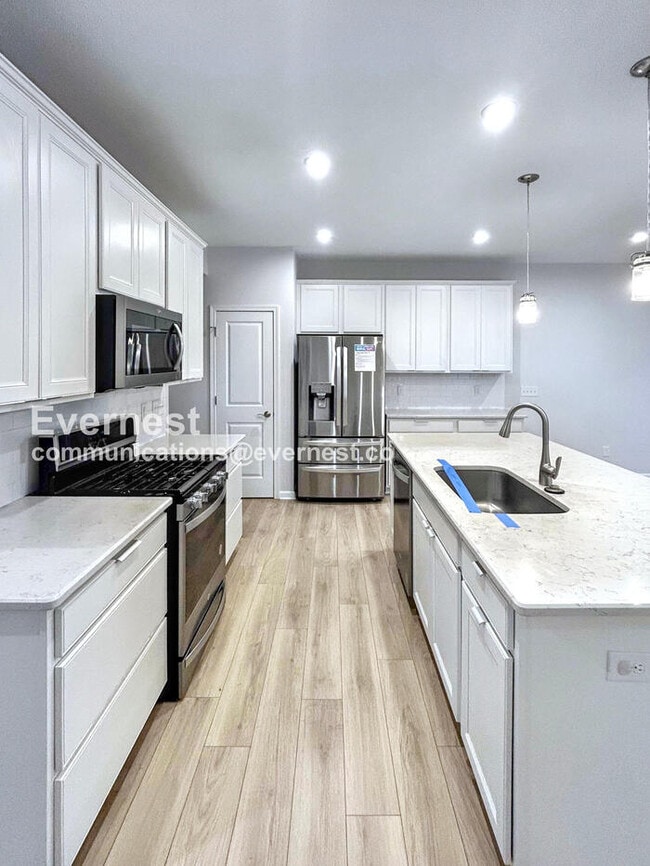 830 S Greenway Dr in Westlake, OH - Foto de edificio - Building Photo