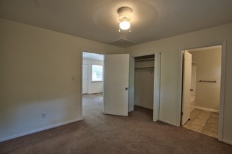 Valencia Apartments in Tallahassee, FL - Building Photo - Interior Photo