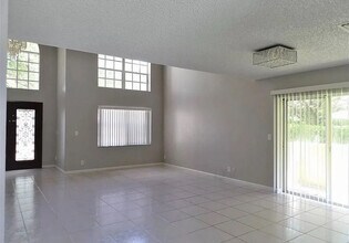 10004 NW 57th Pl in Coral Springs, FL - Building Photo - Building Photo