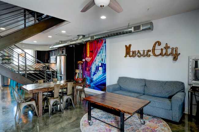 1035 Dickerson Pike in Nashville, TN - Foto de edificio - Building Photo