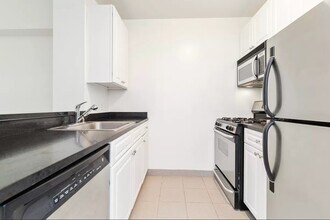 353 E 104th St in New York, NY - Foto de edificio - Building Photo