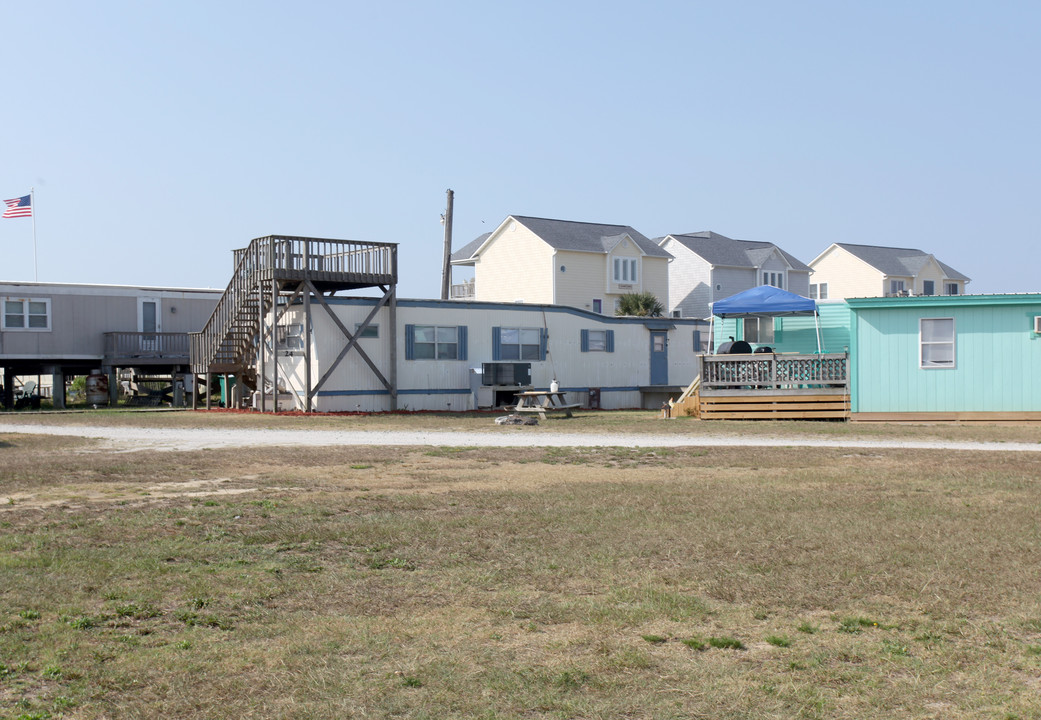 780 N Topsail Dr in Surf City, NC - Building Photo