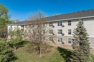 BRIARCLIFF APARTMENTS in Mahtomedi, MN - Building Photo - Building Photo
