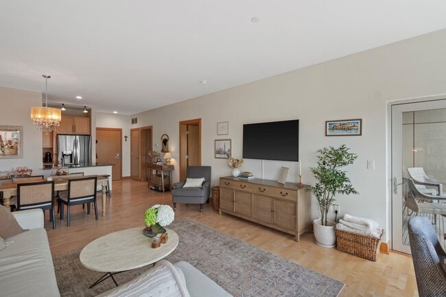 1550 E Royall Pl in Milwaukee, WI - Building Photo - Building Photo