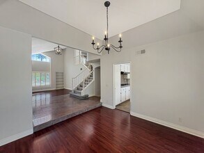 323 Via Del Astro in Oceanside, CA - Foto de edificio - Building Photo