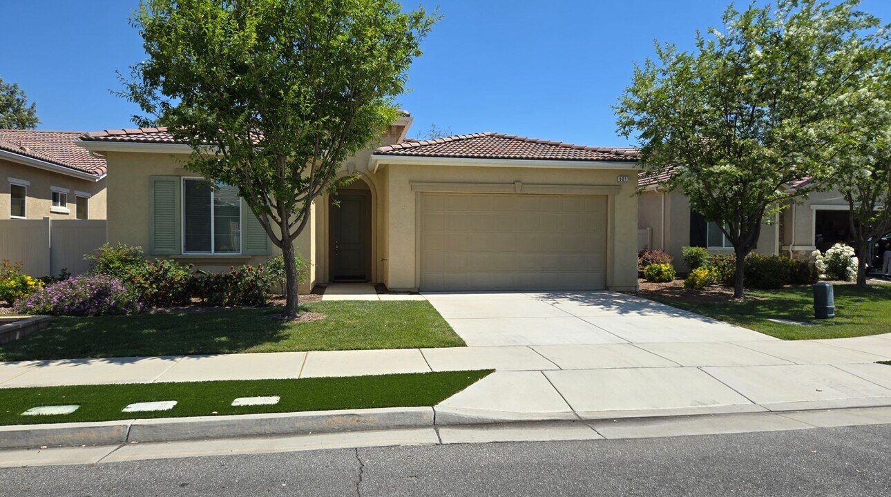 6011 Dubois Pl in Bakersfield, CA - Building Photo