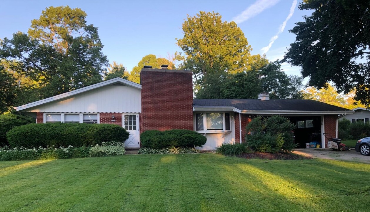 4400 Cherokee Dr in Brookfield, WI - Foto de edificio