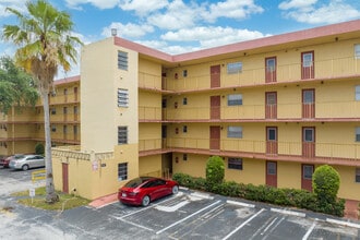 Royal Oaks Condominium in Miami, FL - Building Photo - Building Photo