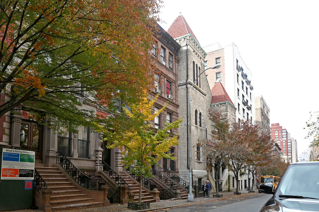 138 W 81st St in New York, NY - Building Photo