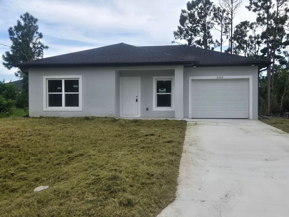 2503 1st St SW in Lehigh Acres, FL - Building Photo