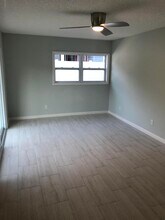 240 Hopkins St in Neptune Beach, FL - Foto de edificio - Building Photo