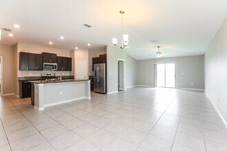5421 Rainwood Meadows Dr in Apollo Beach, FL - Building Photo - Building Photo