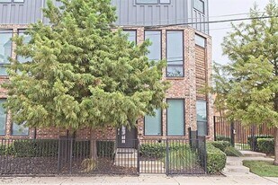 1405 Bronson Ct in Dallas, TX - Building Photo