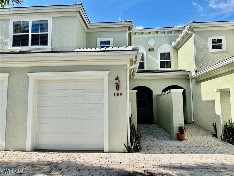1335 Mariposa Cir in Naples, FL - Building Photo