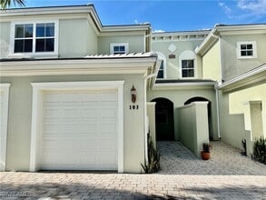 1335 Mariposa Cir in Naples, FL - Foto de edificio - Building Photo