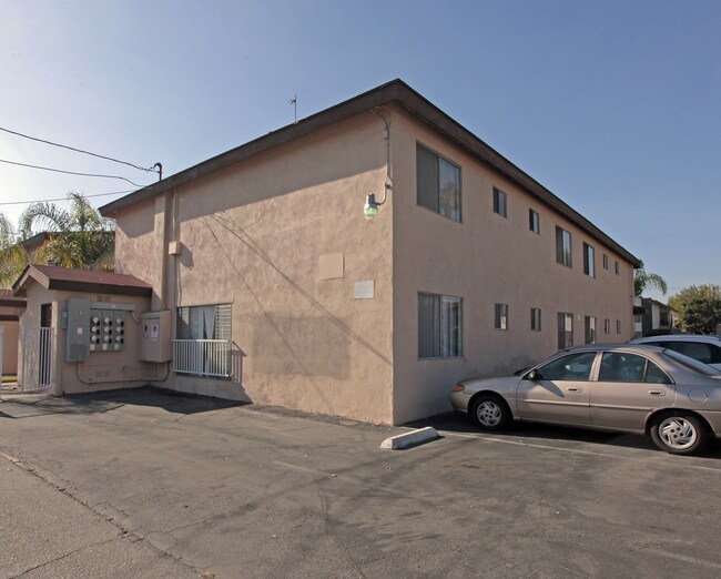 Flower Apartments in Garden Grove, CA - Foto de edificio - Building Photo