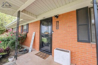 713 W Clara Ave in Iowa Park, TX - Building Photo - Building Photo