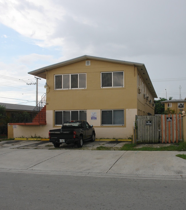 92-98 E 10th St in Hialeah, FL - Foto de edificio - Building Photo