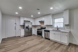 2715 Tolosa Dr in Dallas, TX - Building Photo - Building Photo