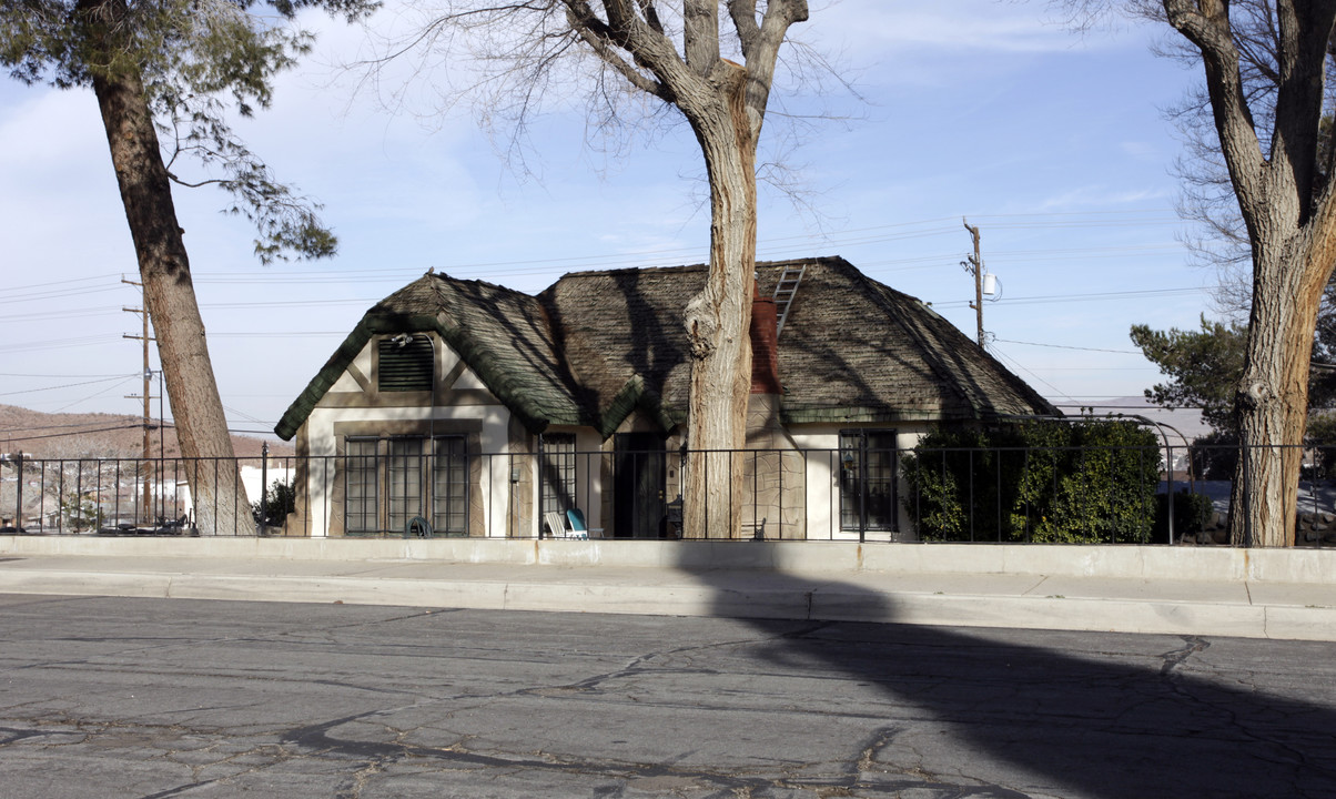 301 E Fredricks St in Barstow, CA - Foto de edificio