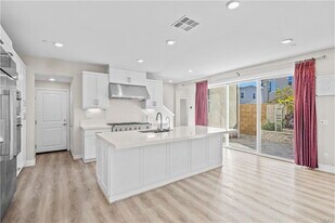 124 Zawn in Irvine, CA - Building Photo