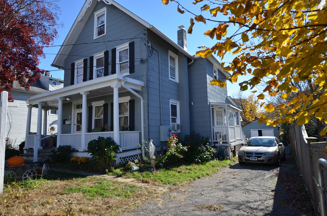 7 W Main St in Norwalk, CT - Building Photo