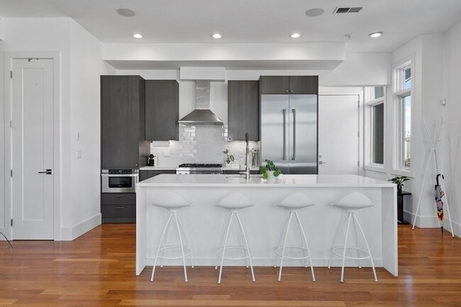 5 Mohawk St, Unit 5 in Boston, MA - Foto de edificio - Building Photo