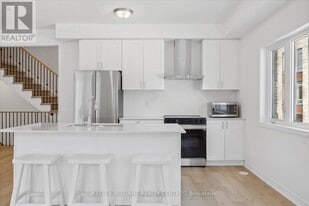 64 Wyn Wood Ln in Orillia, ON - Building Photo
