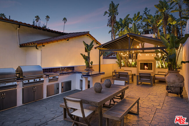 5500 Red Oak Dr in Los Angeles, CA - Building Photo - Building Photo