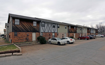 College Park Townhomes in Oklahoma City, OK - Building Photo - Building Photo