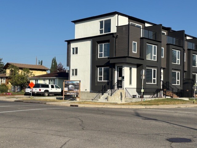 8304 46 Av NW in Calgary, AB - Building Photo - Building Photo