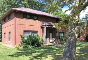 1135 Saxe Ave in Cuyahoga Falls, OH - Building Photo