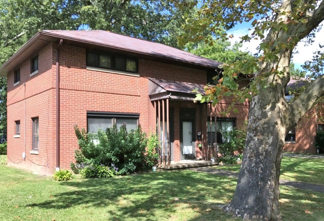 1135 Saxe Ave in Cuyahoga Falls, OH - Foto de edificio
