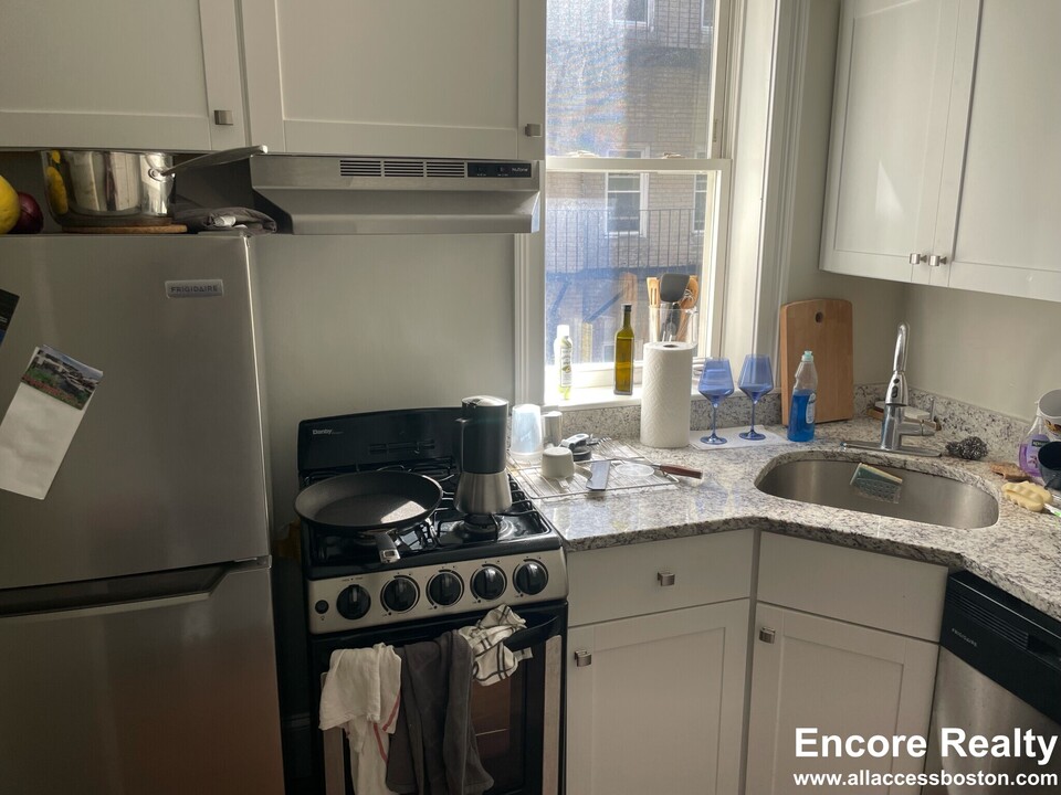 1185 Commonwealth Ave, Unit 17 in Boston, MA - Building Photo