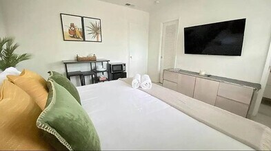 1523 NE 51st St in Fort Lauderdale, FL - Foto de edificio - Building Photo