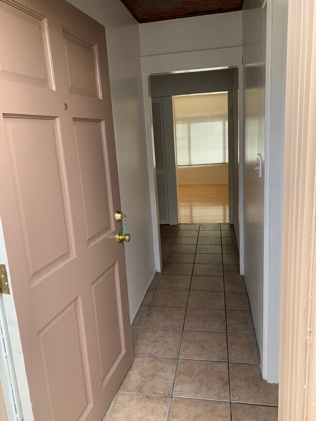 56 N Lake Ave in Pasadena, CA - Building Photo - Building Photo