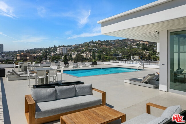 1100 Alta Loma Rd in West Hollywood, CA - Building Photo - Building Photo