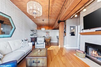 411 W Ontario St, Unit 405 in Chicago, IL - Building Photo - Building Photo